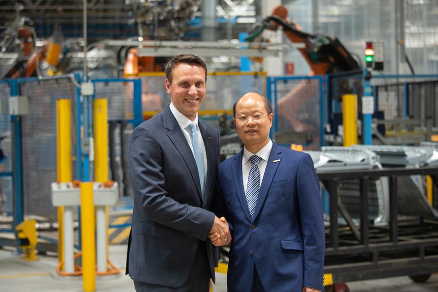 Jim Baumbick, president van Ford of Europe (links), en Alex Nan, vicevoorzitter van Geely Auto Group, bekrachtigden de samenwerking in de Ford-fabriek in Valencia