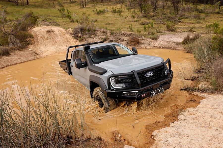 Met versterkte assen, aangepaste vierwielaandrijving en een waaddiepte van 850 mm mikt Ford Pro nadrukkelijk op zwaar offroadgebruik